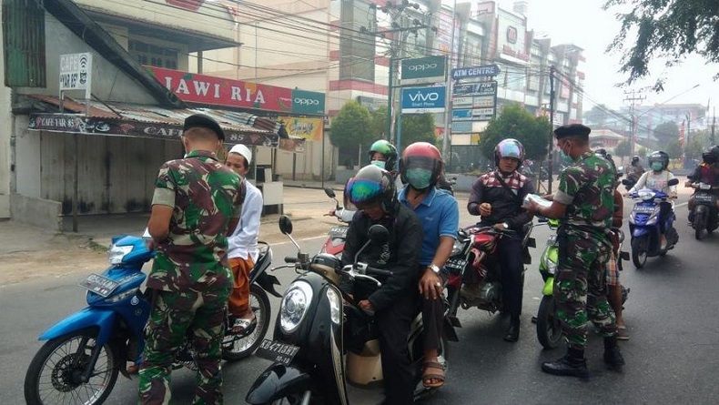 Kabut Asap Kebakaran Lahan di Pontianak, TNI Bagikan 15.000 Masker