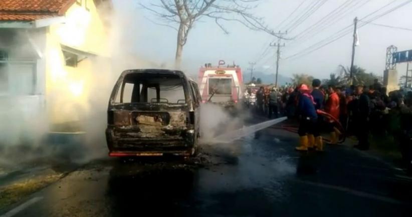 Kebakaran Angkudes di Brebes, Pengemudi Bawa Korban ke Rumah Sakit