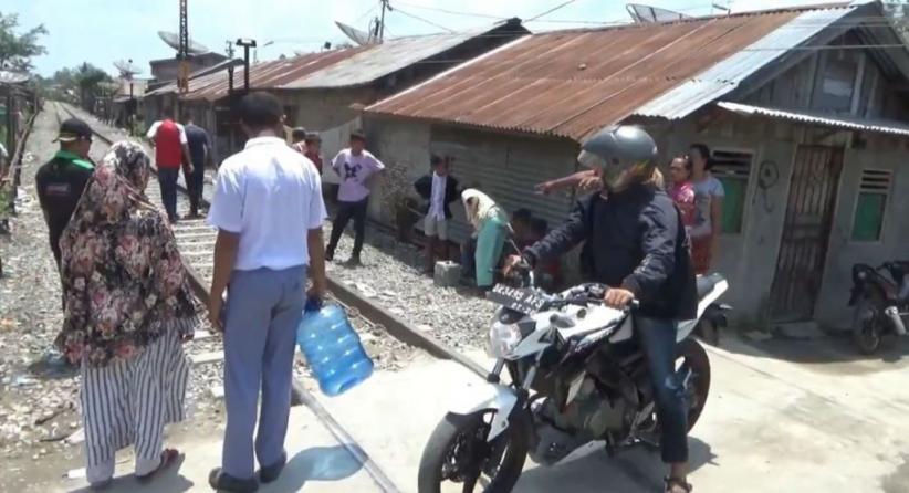 Diduga Melamun, Pemotor Kritis Ditabrak Kereta di Tanjung Balai