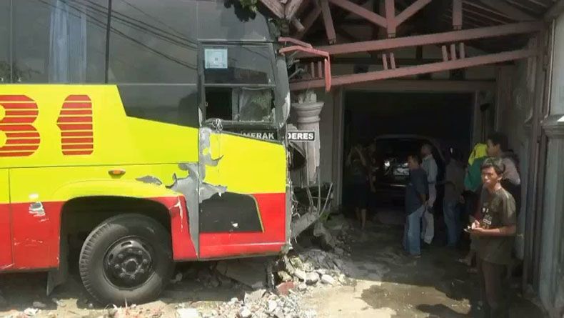 Bus Sarat Penumpang Seruduk Rumah Warga di Banten, 2 Orang Luka-Luka
