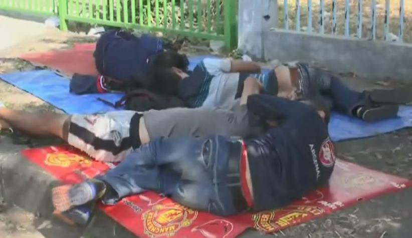 Tolak Tinggal di Pengungsian, Imigran Afganistan Tidur di Tepi Jalan