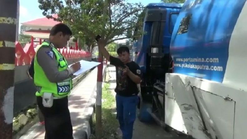 Ninja Tabrak Truk Tangki BBM di Kolaka, Pengendara Motor Terluka Parah