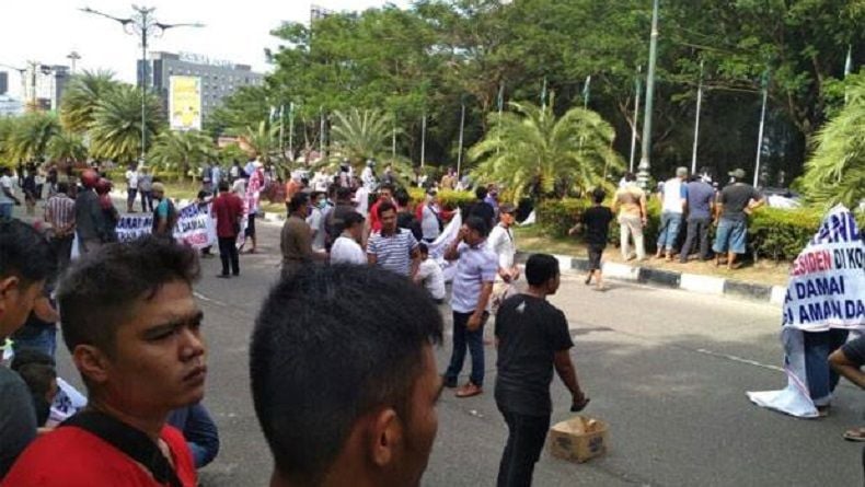 Ratusan Orang Hadang Kedatangan Neno Warisman di Bandara Pekanbaru