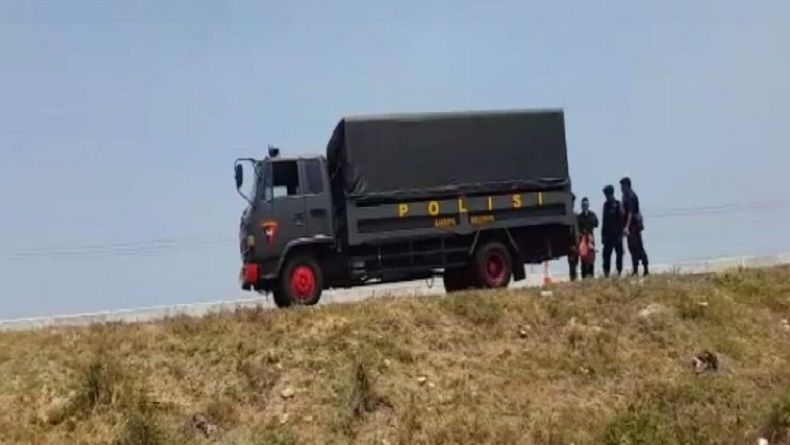 title Kerahkan Anjing Pelacak, Densus 88 Sisir TKP Penembakan 2 Polisi PJR Kerahkan Anjing Pelacak, Densus 88 Sisir TKP Penembakan 2 Polisi PJR