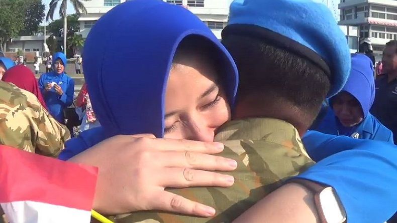 Tangis Keluarga Antar Keberangkatan Pasukan Perdamaian ke Lebanon