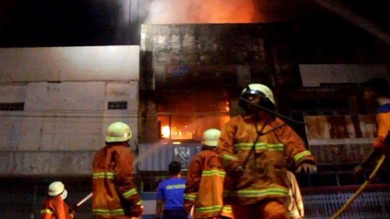 Kebakaran 2 Toko di Cirebon, Seorang Wanita Tewas Terjebak Kobaran Api