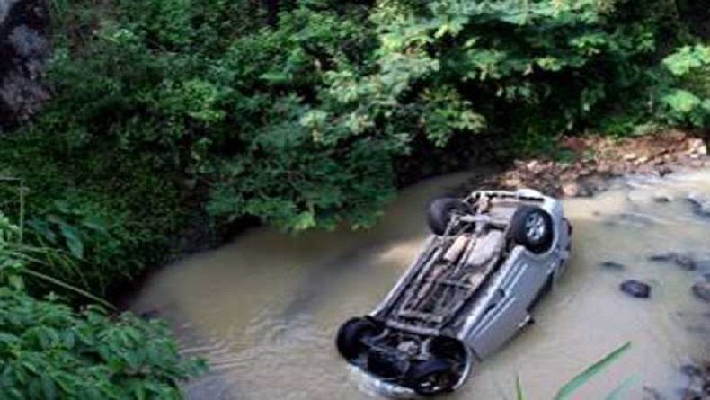 Kijang Innova Terjun ke Laut di Pamekasan, Diduga Sopir Mengantuk