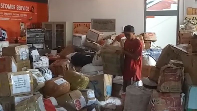 title Puluhan Ton Bantuan Korban Gempa Lombok Masih Tertahan di Kantor Pos Puluhan Ton Bantuan Korban Gempa Lombok Masih Tertahan di Kantor Pos