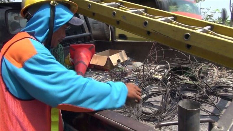 Dinilai Ilegal, Saluran Listrik Milik Warga 1 Desa Dibongkar Paksa PLN