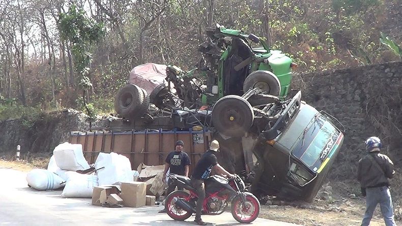 title Truk Tronton Mogok Ditabrak Trailer di Pantura Alas Roban, 1 Tewas Truk Tronton Mogok Ditabrak Trailer di Pantura Alas Roban, 1 Tewas