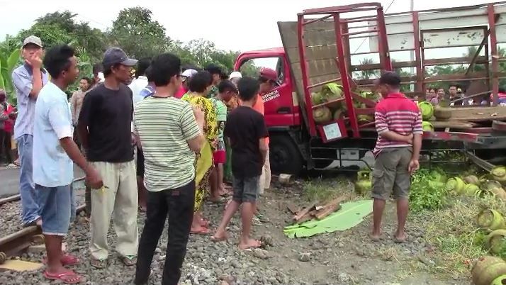 Kereta Api Tabrak Truk Muatan Elpiji di Banyuwangi, 1 Tewas 2 Luka