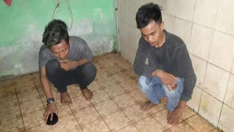 2 Penjambret di Medan Dihukum Bersihkan Kamar Mandi Masjid