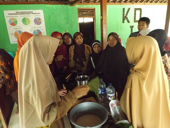 Berdayakan Masyarakat, Mahasiswa UNY Buat Keripik Daun Jati 