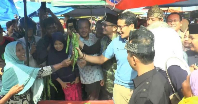 Kunjungi Pasar Cik Puan Pekanbaru, Sandiaga Uno Dapat Oleh-Oleh Petai