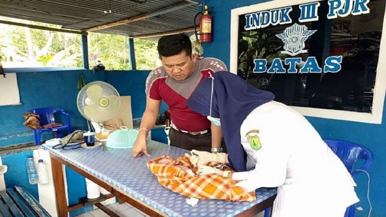 2 Polisi PJR Jambi-Palembang Bantu Penanganan Kelahiran Bayi Kembar