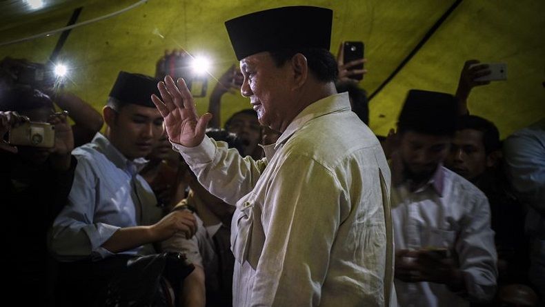 title Pekik Takbir Sambut Prabowo di Pengungsian Warga Korban Gempa Lombok Pekik Takbir Sambut Prabowo di Pengungsian Warga Korban Gempa Lombok