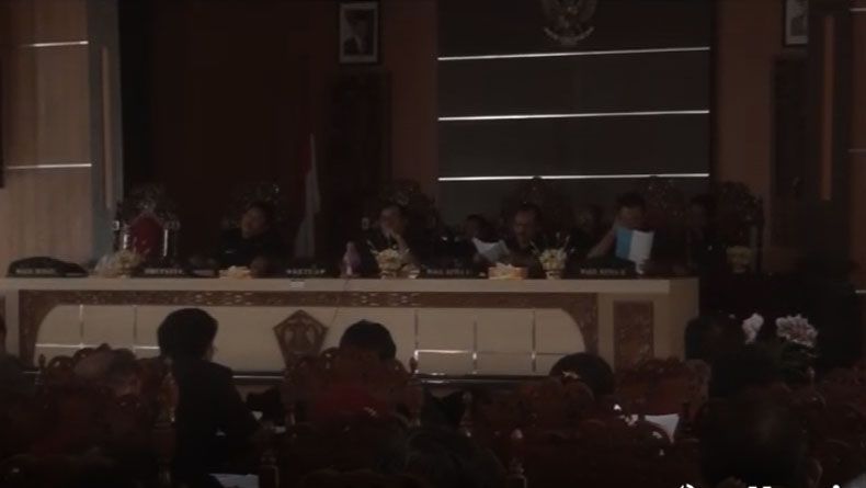 Pemadaman Listrik Total di Bali, DPRD Jembrana Rapat Gelap-Gelapan