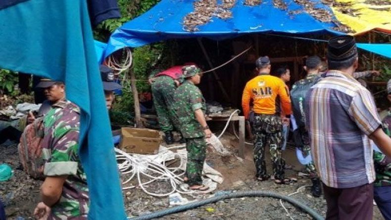 title Sulit Dievakuasi, 7 Penambang Emas Liar di Jambi Dikubur Massal Sulit Dievakuasi, 7 Penambang Emas Liar di Jambi Dikubur Massal