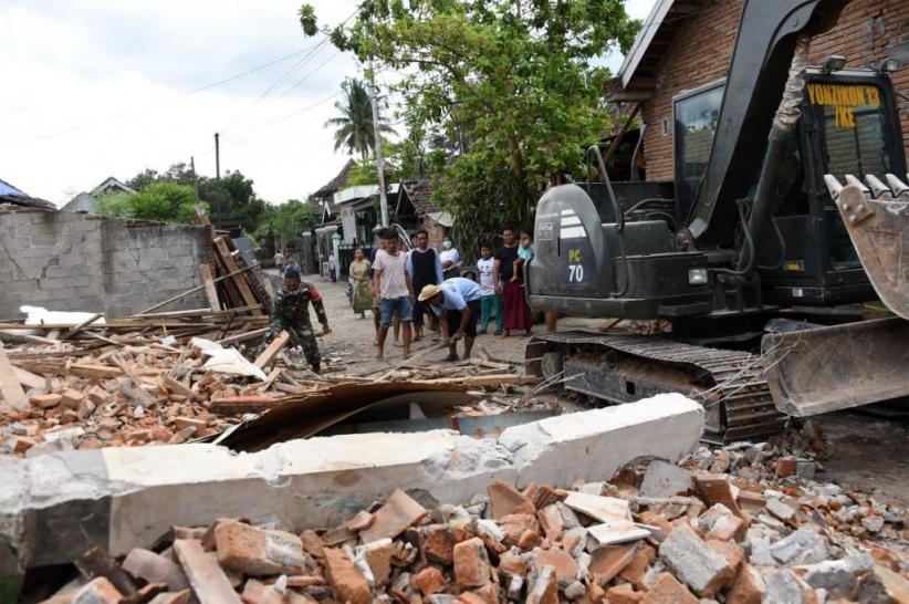 title TNI Bersama Warga Bersihkan Puing Rumah di Lombok TNI Bersama Warga Bersihkan Puing Rumah di Lombok