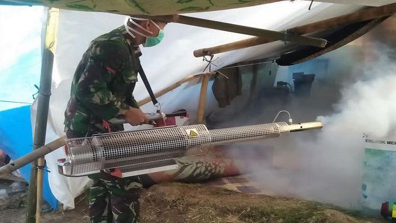 Kogasgabpad TNI Fogging Tempat Pengungsian Warga Korban Gempa Lombok
