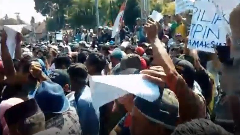 Ribuan Warga Geruduk DPRD Pemalang Tuntut Pilkades Diulang