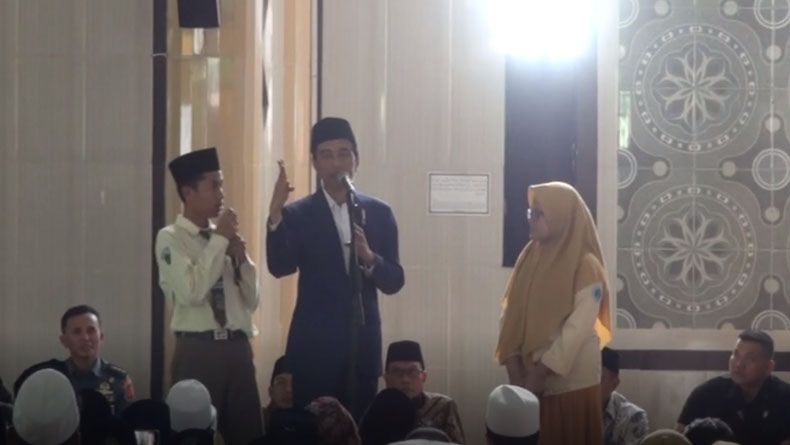 Bagikan Sepeda, Jokowi Minta Santri Cintai Indonesia dan Jaga Ukhuwah