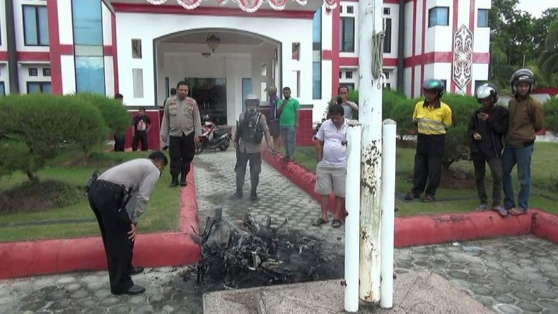 Pria Bakar Sepeda Motornya di Halaman Kantor PDIP Kalteng
