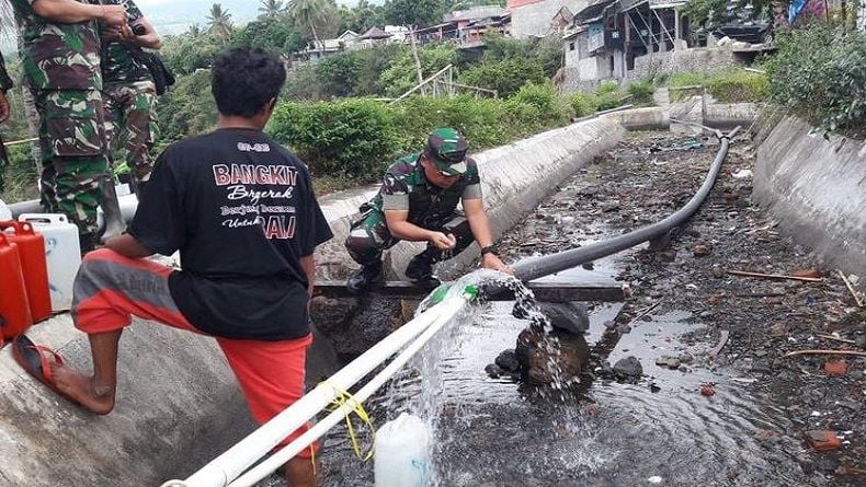 title TNI Bantu Warga Lombok yang Kesulitan Air Bersih TNI Bantu Warga Lombok yang Kesulitan Air Bersih