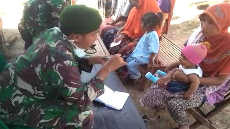 Satuan Kesehatan TNI Obati Warga Pengungsi Korban Gempa Lombok