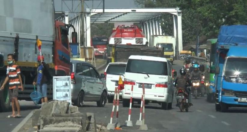 title Jembatan Tuntang Baru di Demak Diperbaiki, Jalur Pantura Macet 10 Km Jembatan Tuntang Baru di Demak Diperbaiki, Jalur Pantura Macet 10 Km