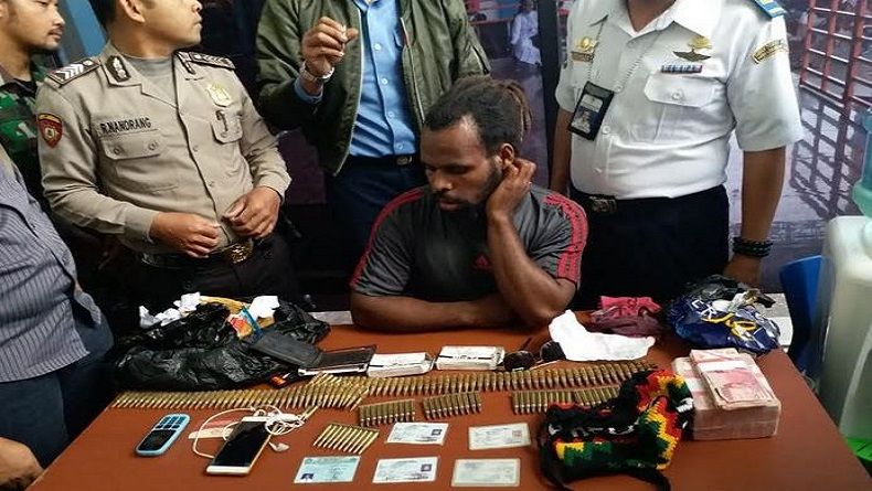 title Bawa 153 Butir Amunisi Senjata Laras Panjang, Warga Papua Ditangkap Bawa 153 Butir Amunisi Senjata Laras Panjang, Warga Papua Ditangkap