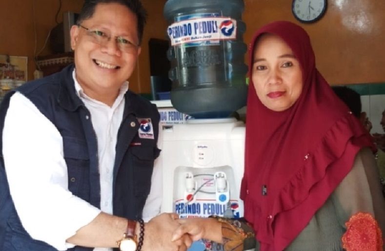 Peduli Warteg, Gerkindo Bagikan Galon dan Dispenser di Bandung