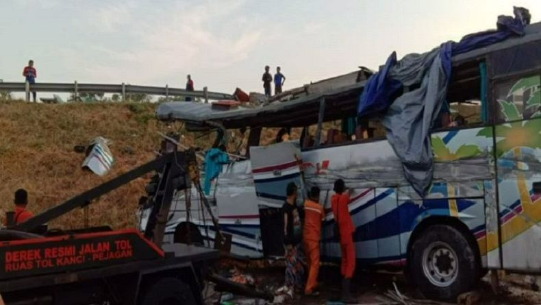 Bus Tabrak Truk dan Terguling di Tol Kanci-Pejagan, 3 Tewas 25 Terluka