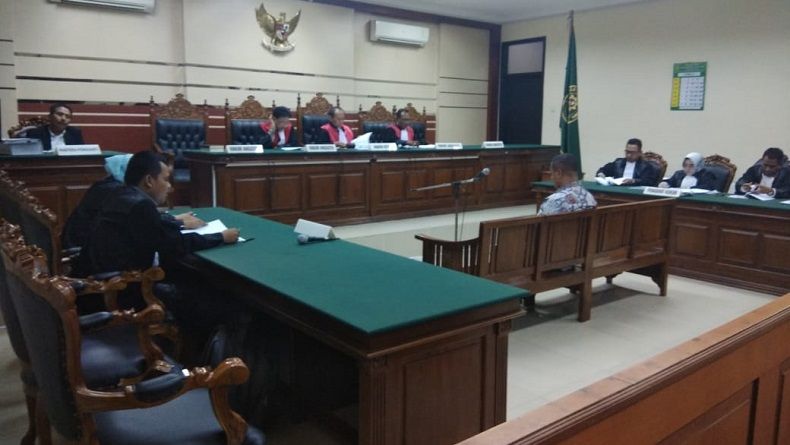 Sidang Perdana, Bupati Mojokerto Nonaktif Didakwa Korupsi Rp4,4 Miliar