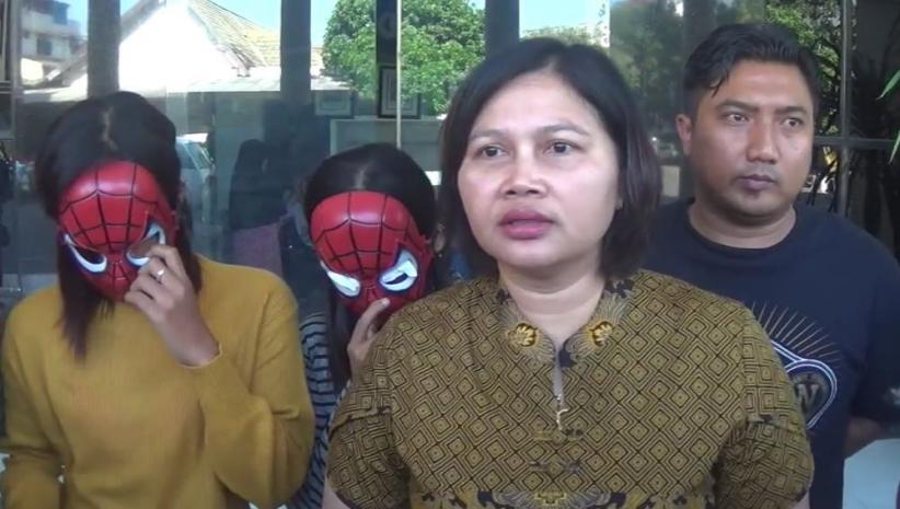 Polisi Gerebek Praktik Prostitusi Layanan Seks Threesome di Surabaya