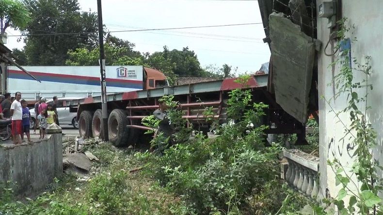 Truk Tabrak Mobil dan Seruduk Rumah di Jalur Pantura, 3 Luka-luka