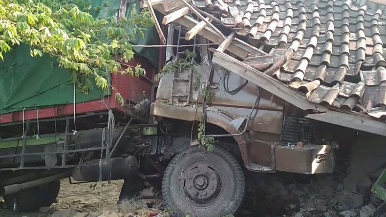 Sopir Truk Tronton Ngantuk Tabrak Ibu dan Anak di Rembang, 1 Tewas