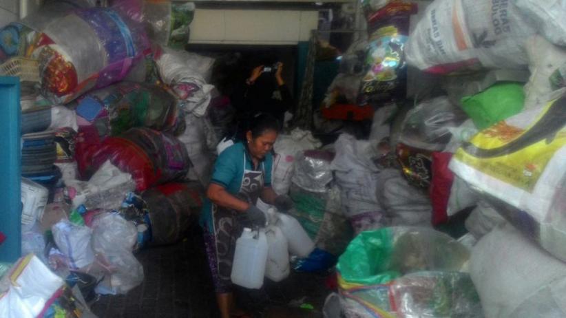 title Pemkot Kesulitan Kelola Botol Hasil Penukaran Tiket Bus Suroboyo Pemkot Kesulitan Kelola Botol Hasil Penukaran Tiket Bus Suroboyo