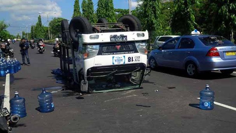 title Truk Galon Tabrak 7 Kendaraan di Pasuruan, 3 Orang Luka Berat Truk Galon Tabrak 7 Kendaraan di Pasuruan, 3 Orang Luka Berat