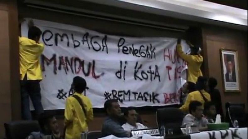 Ratusan Mahasiswa Duduki Dprd Tanyakan Pemeriksaan Wali Kota Oleh Kpk