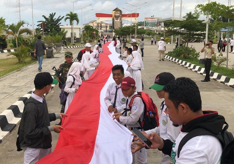 Ansor Bentangkan Merah Putih 1.500 Meter di Perbatasan RI-Papua Nugini