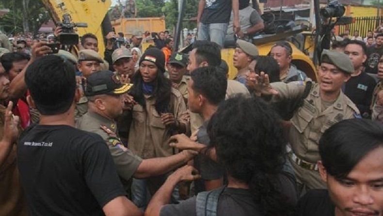 title Penggusuran Lapak PKL di Stadion Teladan Medan Berlangsung Ricuh Penggusuran Lapak PKL di Stadion Teladan Medan Berlangsung Ricuh