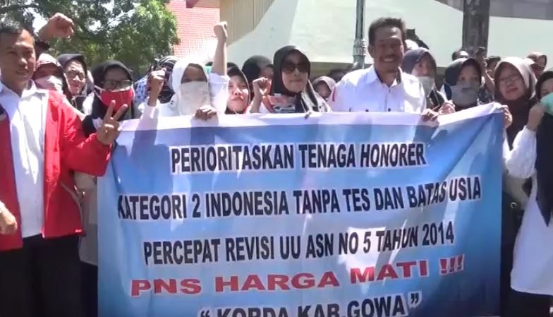 title Tolak Pembatasan Usia CPNS, Ratusan Honorer K2 Demo di DPRD Sulsel Tolak Pembatasan Usia CPNS, Ratusan Honorer K2 Demo di DPRD Sulsel