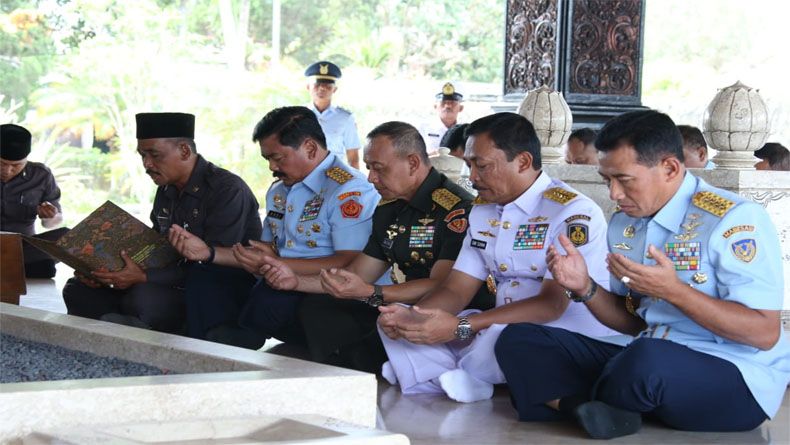 title HUT TNI, Panglima TNI Ziarah ke Makam Bung Karno, Soeharto dan Gus Dur HUT TNI, Panglima TNI Ziarah ke Makam Bung Karno, Soeharto dan Gus Dur