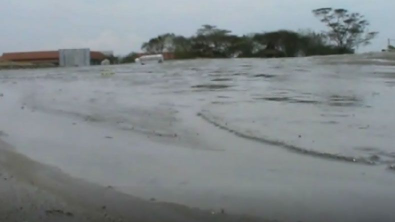 Fenomena Semburan Lumpur Buat Panik Warga Sedati Sidoarjo