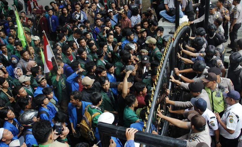 Ratusan Mahasiswa di Medan Minta Jokowi Copot Menteri Perdagangan