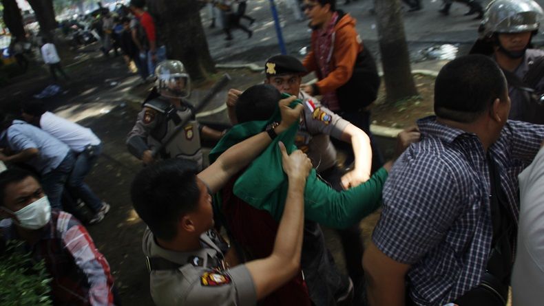 Demo di Gedung DPRD Sumut Berakhir Bentrok, Sejumlah Mahasiswa Terluka