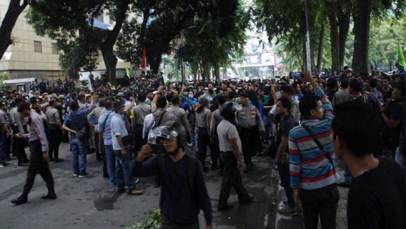2 Kelompok Pengunjuk Rasa di Gedung DPRD Sumut Terlibat Bentrokan