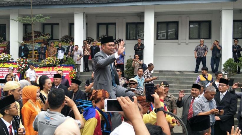 Begini Momen Serah Terima Jabatan Wali Kota Bandung dari Emil ke Oded