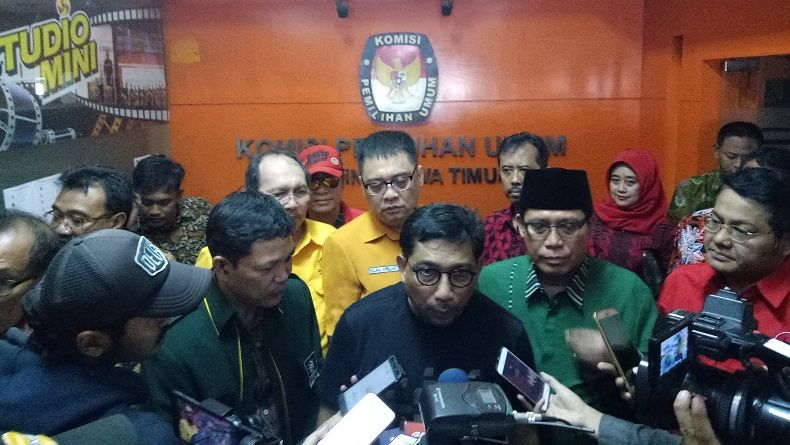 Musik Rebana Iringi Penyerahan Tim Kampanye Jokowi-Ma'ruf ke KPU Jatim